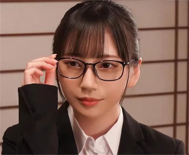 米亚！爱蛇蜥、玩cos这萝莉谁顶得住啊？瓦力棋牌145cm的“最顶小恶魔”七泽(图2)